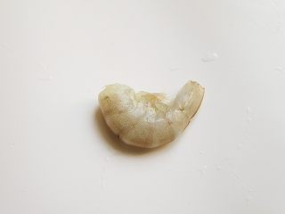 4、鲜虾番茄面鱼儿,虾去掉头和尾