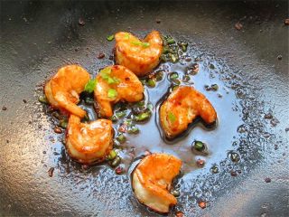 7、鲜虾番茄面鱼儿,放入虾炸出香味,可加少许生抽调味