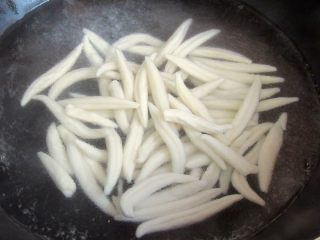 9、鲜虾番茄面鱼儿,烧开水煮熟面鱼