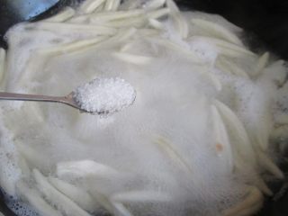 10、鲜虾番茄面鱼儿,加入适量盐调味