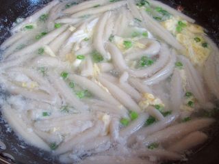 12、鲜虾番茄面鱼儿,撒入少许葱关火出锅