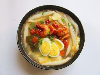 13、鲜虾番茄面鱼儿,装碗,将炒虾和煮鸡蛋切片等码放在碗里,海苔最后放