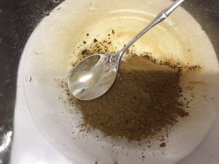 17、焦糖珍珠奶茶（健康自制）,用一大碗放入红茶粉