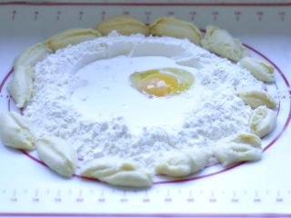 1、软欧包,1、将面粉、水、中种面团（切成小块）、盐，牛奶混合搅拌揉成面团