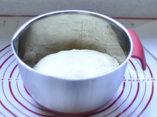 2、软欧包,2、然后盖上保鲜膜发酵