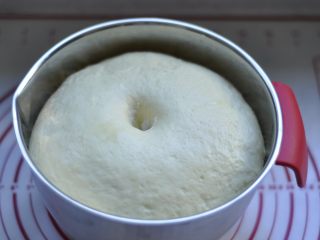 3、软欧包,经过40分钟发酵（夏天），面团发到原来的3倍大