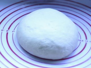 4、软欧包,然后取出面团揉匀，排出里面的空气。将面团均匀的分成6小份，松弛10分钟