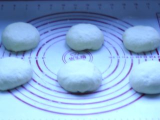 6、软欧包,包好果酱后，盖保鲜膜，松弛10分钟