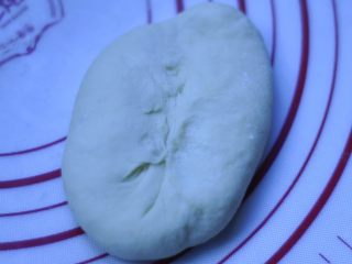 7、软欧包,将包了果酱的面团，按扁擀成椭圆状