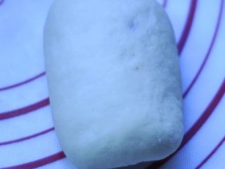 8、软欧包,把所有的面团依次，从一边卷起来成条状，摆入烤盘