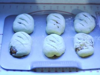 10、软欧包,发酵好之后，取出来，筛上一层面粉，表面用刀片割口