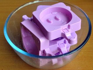 1、芒果奶油雪糕,1.准备一些硅胶的雪糕模。