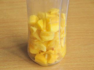 2、芒果奶油雪糕,将芒果肉用果汁机打成果泥。