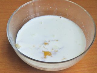 4、芒果奶油雪糕,倒入牛奶。