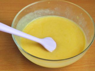 5、芒果奶油雪糕,搅拌均匀。