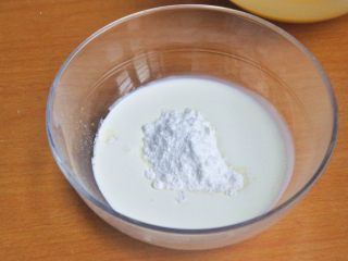 6、芒果奶油雪糕,淡奶油中加入糖粉。