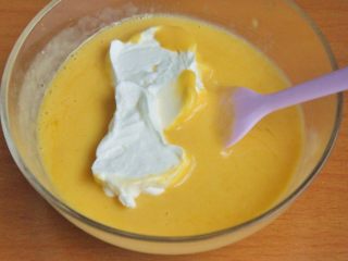 8、芒果奶油雪糕,加入一半的奶油，混合均匀。