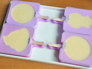11、芒果奶油雪糕,盖上盖子，放入冰箱冷冻4小时以上。