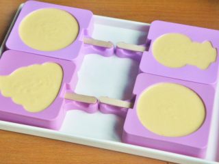 10、芒果奶油雪糕,雪糕模中插入木棍，倒入雪糕糊，配方的量刚好可以装5个。