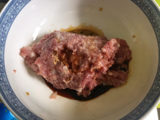 2、鲜肉包子,肉泥倒入碗内，加入生抽、老抽，姜粉、盐