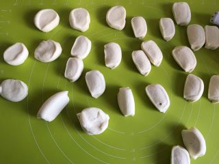 9、鲜肉包子,把长面条切割成等大的剂子，注意过程都要加盖湿毛巾，否则面团会干