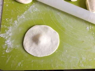 10、鲜肉包子,取一个面剂子，擀成中间厚两边薄的圆皮