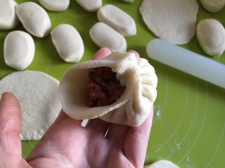 12、鲜肉包子,一直重复这个往前推捏的动作