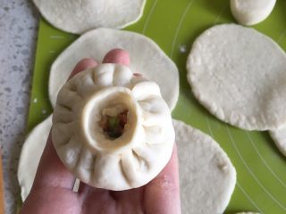 13、鲜肉包子,直到最后面皮收口，我留了一个小孔，这是为了出热气，以免在吃的时候被热气烫伤