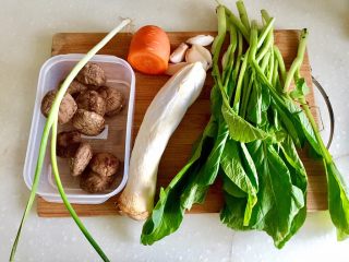 1、双菇烩,食材明细：干香菇10颗，也可用鲜香菇，杏鲍菇一根，菜心三四颗，也可换成青菜生菜等其他绿叶菜，胡萝卜一小段，蒜瓣六粒，小香葱一根