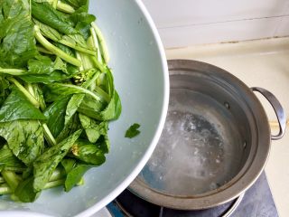 5、双菇烩,水开，锅中洒少许盐，滴点食用油，放入菜心段烫1分钟左右，即可捞出