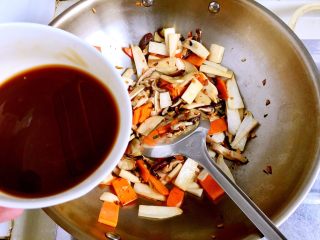 12、双菇烩,放入适量调味汁