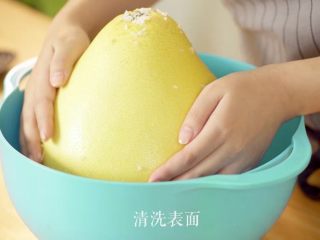 1、蜂蜜柚子茶,用粗盐清洗柚子表皮