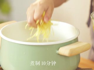 6、蜂蜜柚子茶,柚子皮放入锅中，煮制10分钟