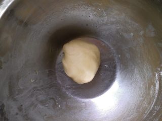 7、蛋黄酥黄油版,将油酥材料和成团就可以了。揉好的油酥 盖上保鲜膜禁置松弛一小时，夏天做的时候 建议放进冰箱冷藏松弛一小时