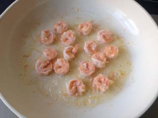 9、虾仁蛋饼,中火炒至变红捞出