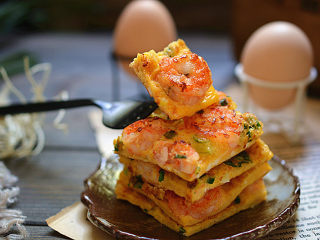 13、虾仁蛋饼,出锅后趁热切小块就可以吃了