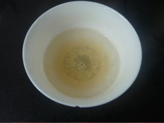 3、绿豆抹茶布丁,鱼胶粉用开水泡化