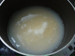 4、绿豆抹茶布丁,把泡好的绿豆仁加入适量的水