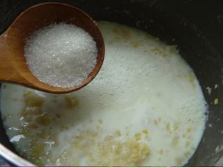 7、绿豆抹茶布丁,加入糖与鱼胶粉液，煮化