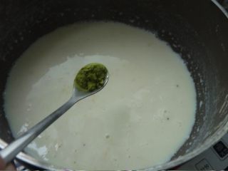 8、绿豆抹茶布丁,加入抹茶粉