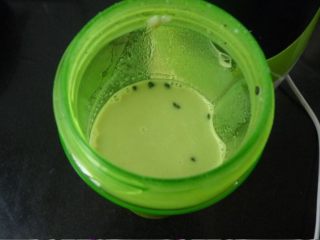 10、绿豆抹茶布丁,煮好的材料稍晾一下，倒入料理杯内