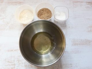 1、芝麻薄脆,准备食材。