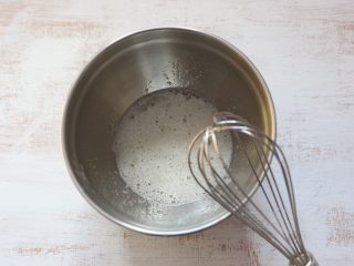 3、芝麻薄脆,将蛋清用蛋抽打发至稍微有小泡沫。