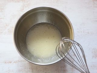 4、芝麻薄脆,加入糖粉，搅拌均匀。