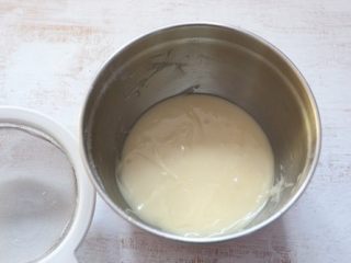 5、芝麻薄脆,筛入低筋面粉，搅拌均匀。