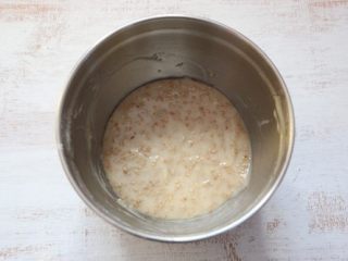 6、芝麻薄脆,加入芝麻，搅拌均匀。