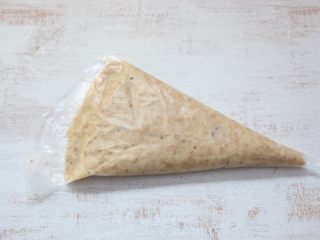 7、芝麻薄脆,将做好的面糊，装入裱花袋内。