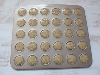 8、芝麻薄脆,裱花袋剪一个小口，均匀的将面糊挤在不沾烤盘上。