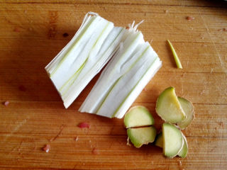 3、肉  松,葱切段，姜切片，