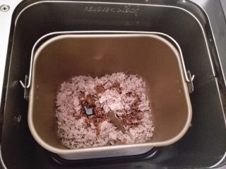 9、肉  松,把擀好的猪肉放到面包机里，加入调好的酱汁